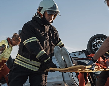 BNN Bildungsstätte für Notfallmedizin Neusäß – Training für Einsatzsanitäter*innen, First Responder und Einsatzkräfte der Feuerwehr – Feuerwehrmann bei einem Einsatz